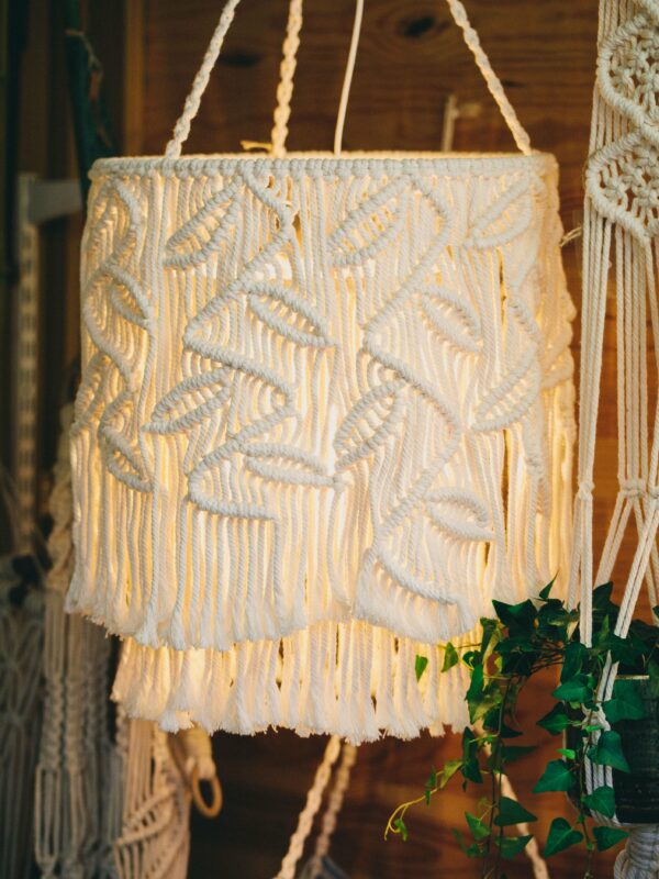 Luminaire en macramé "feuilles sur tige"