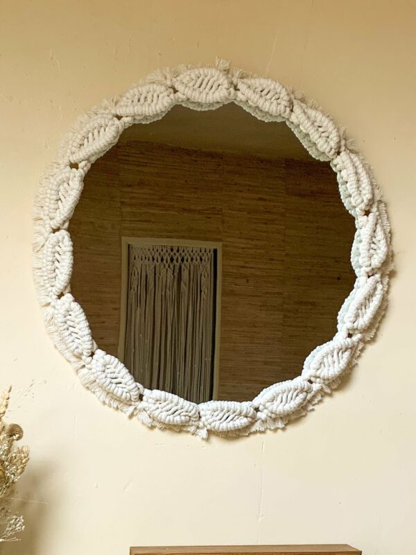 Miroir "coccinelle" grand modèle. Création artisanale en fils de coton.