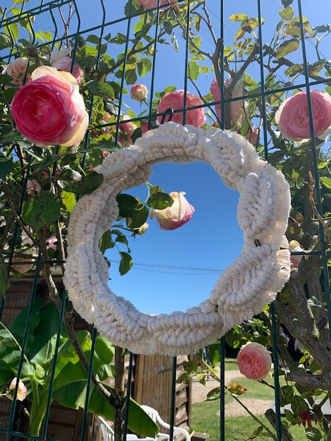 miroir-ecru-petit-modele-atelier-plumbago Miroir "coccinelle" petit modèle - Création fait-main en fils de coton.