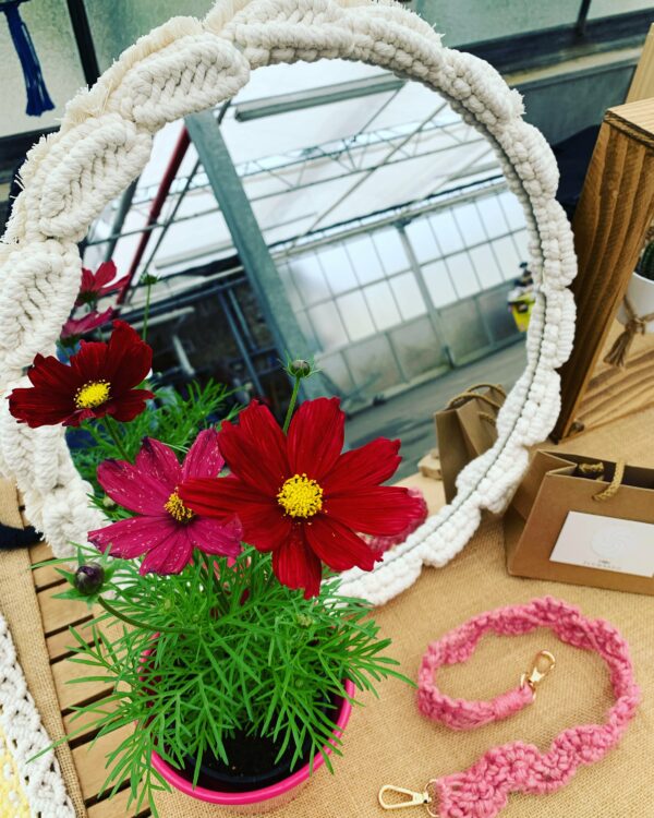 Miroir "coccinelle" grand modèle. Création artisanale en fils de coton.