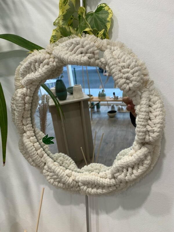 petit-miroir-ecru-atelier-plumbago Miroir "coccinelle" petit modèle - Création fait-main en fils de coton.