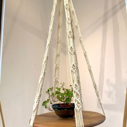 Table basse suspendue "lune" en fils de coton - Elégance aérienne.