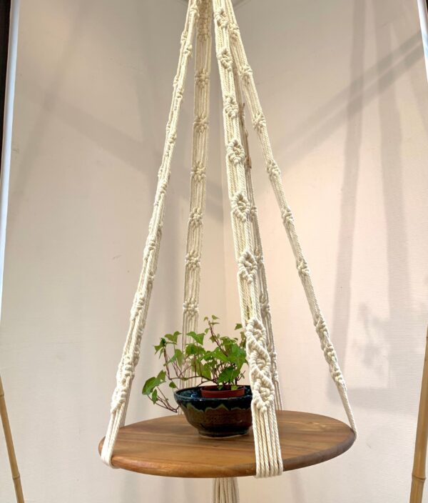 Table basse suspendue "lune" en fils de coton - Elégance aérienne.